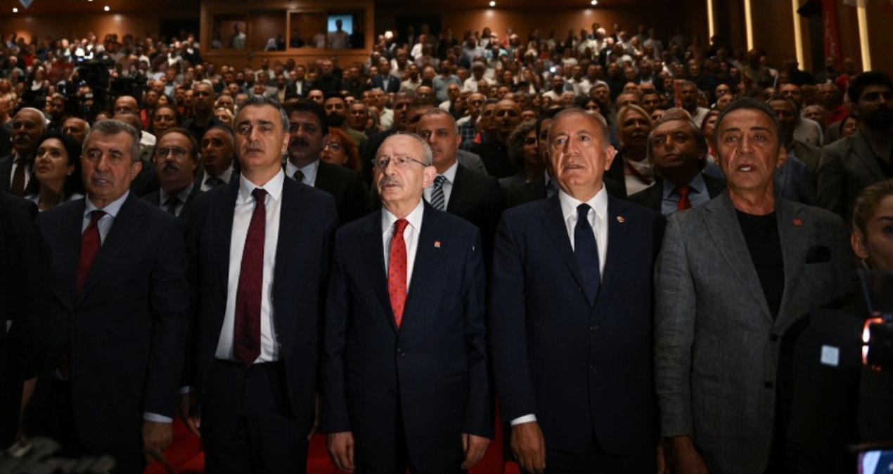 Kılıçdaroğlu’nun rozet töreninde skandal: 950 liraya figüran tutmuşlar Haber gorseli